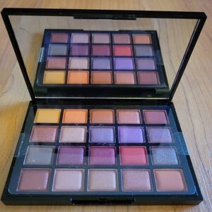 TAHARI Orchid Sun Eyeshadow Palette